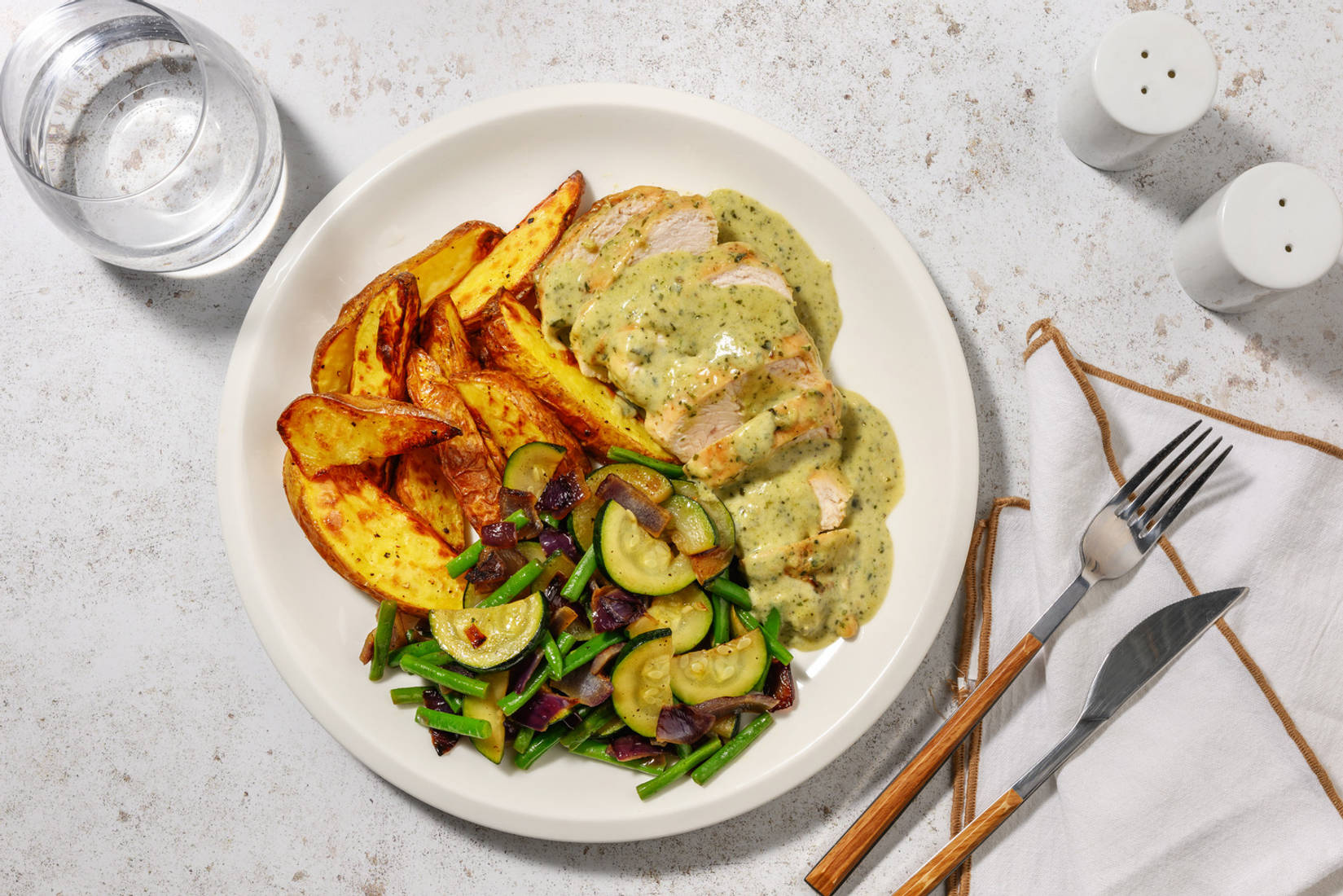 Filet de dinde en sauce crémeuse au basilic