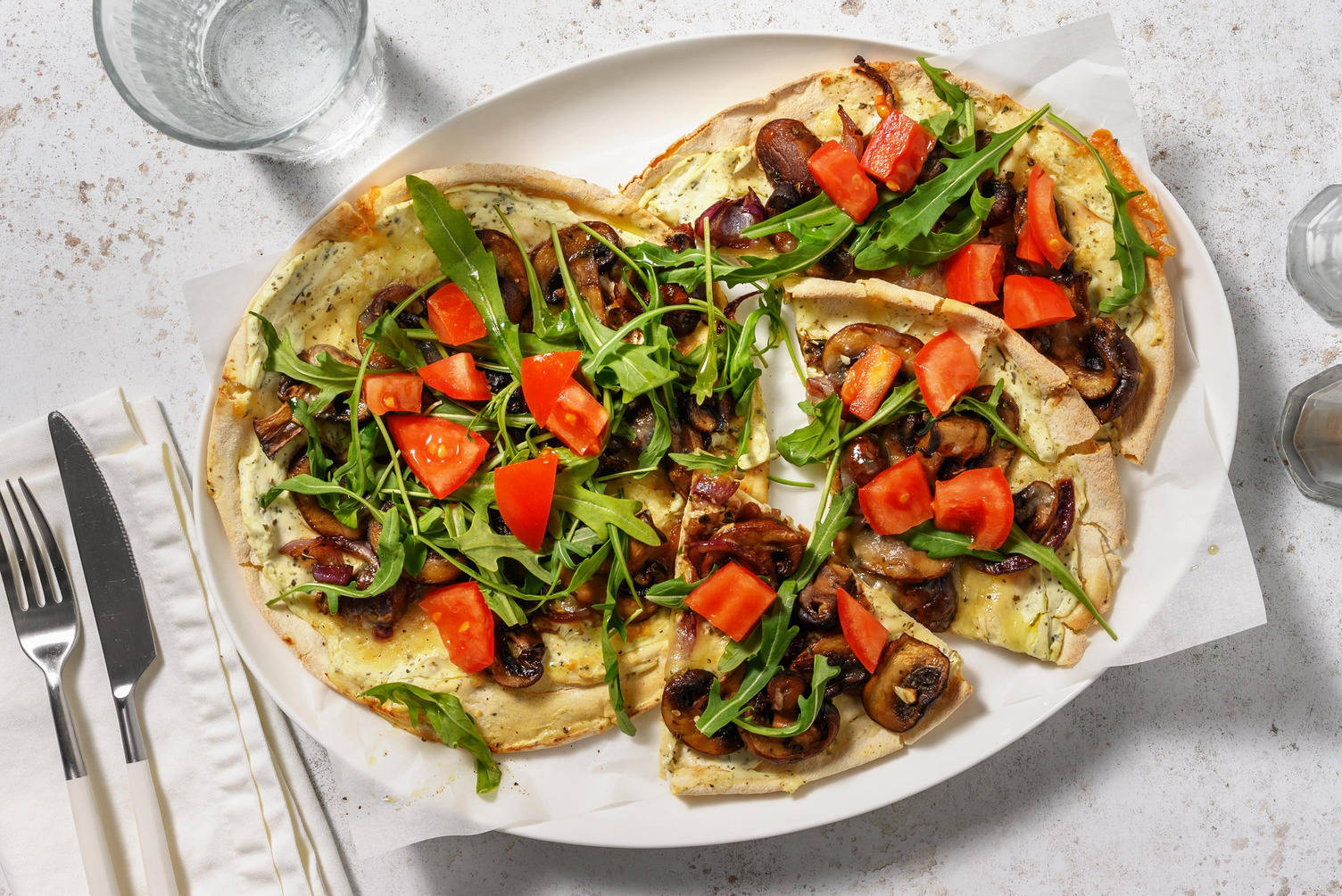 Pizza bianca sur pain plat aux champignons 