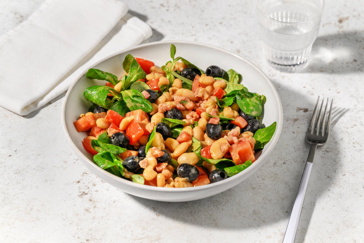 Ensalada de judías blancas, bacon y olivas negras