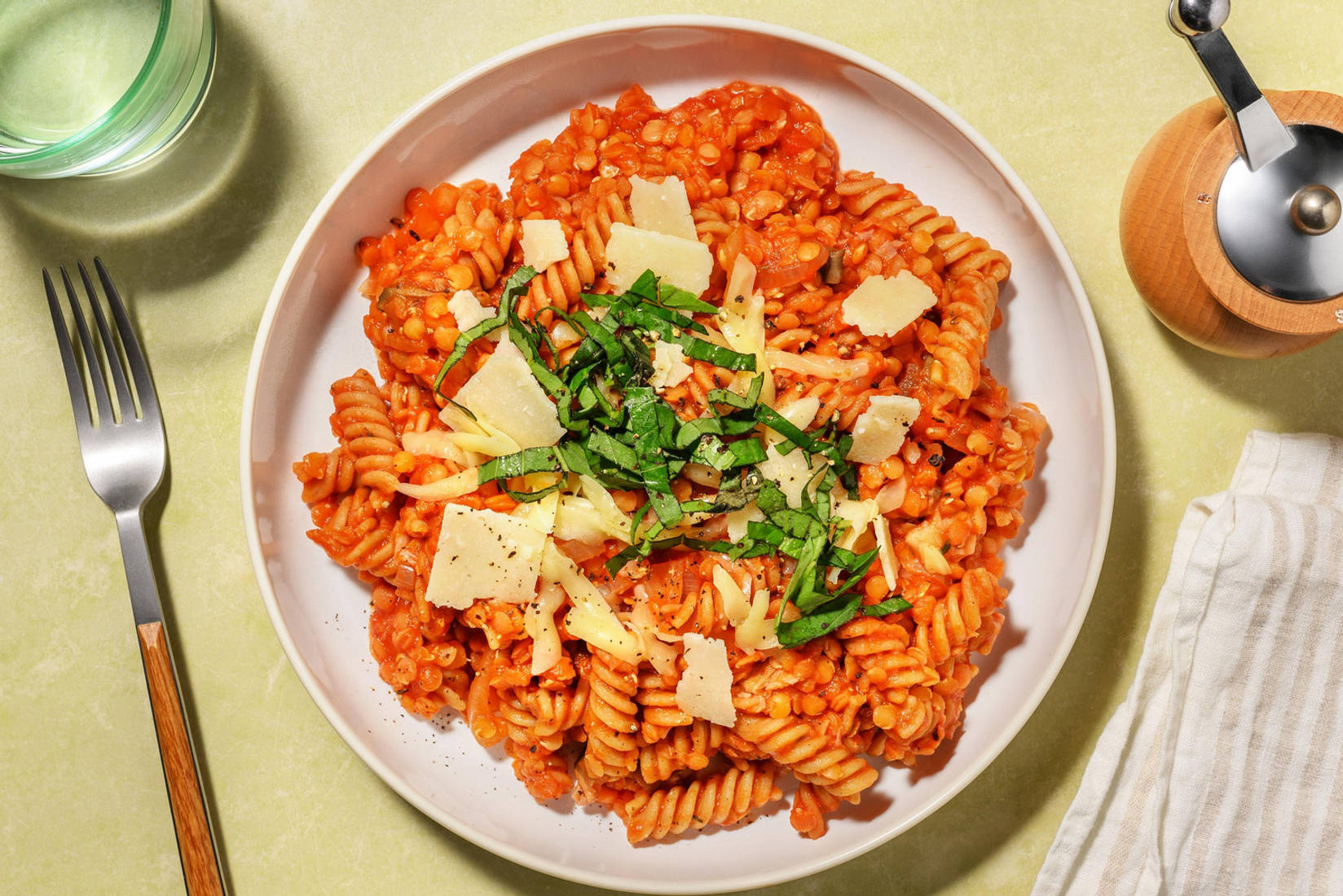 Fusilli aux pleurotes, lentilles, fromage et basilic
