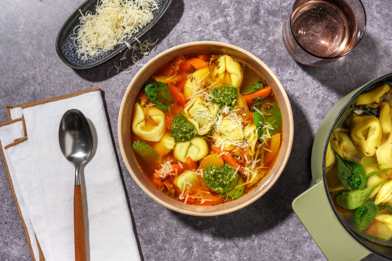 Tortellonisoep met spinazie op z'n Italiaans