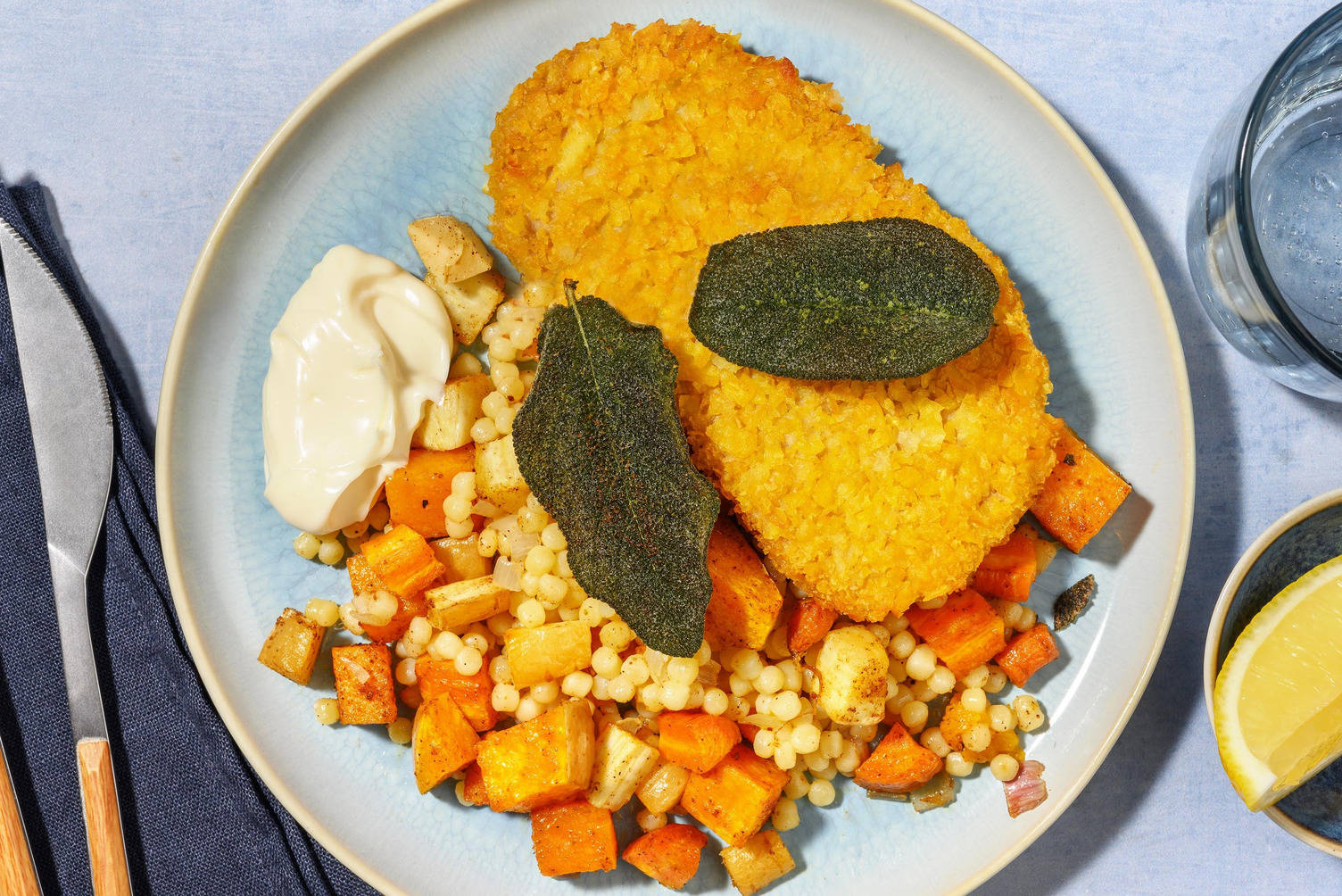 Escalope au fromage panée, beurre à la sauge et couscous perlé