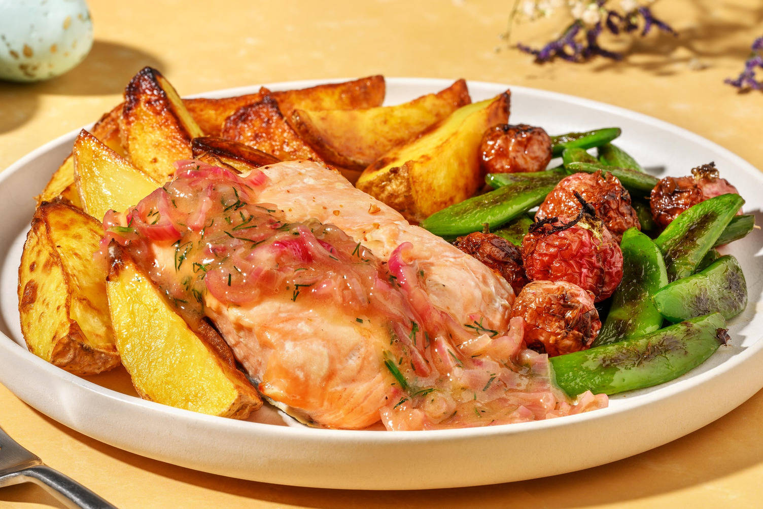 Stekt lax i citron- och smörsås