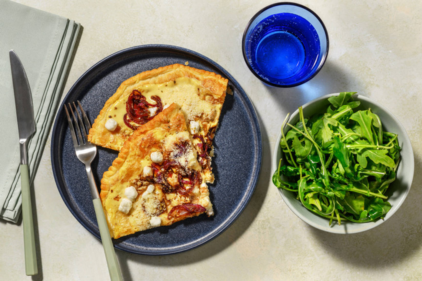 Tarte fine chèvre-miel-noix & oignons confits