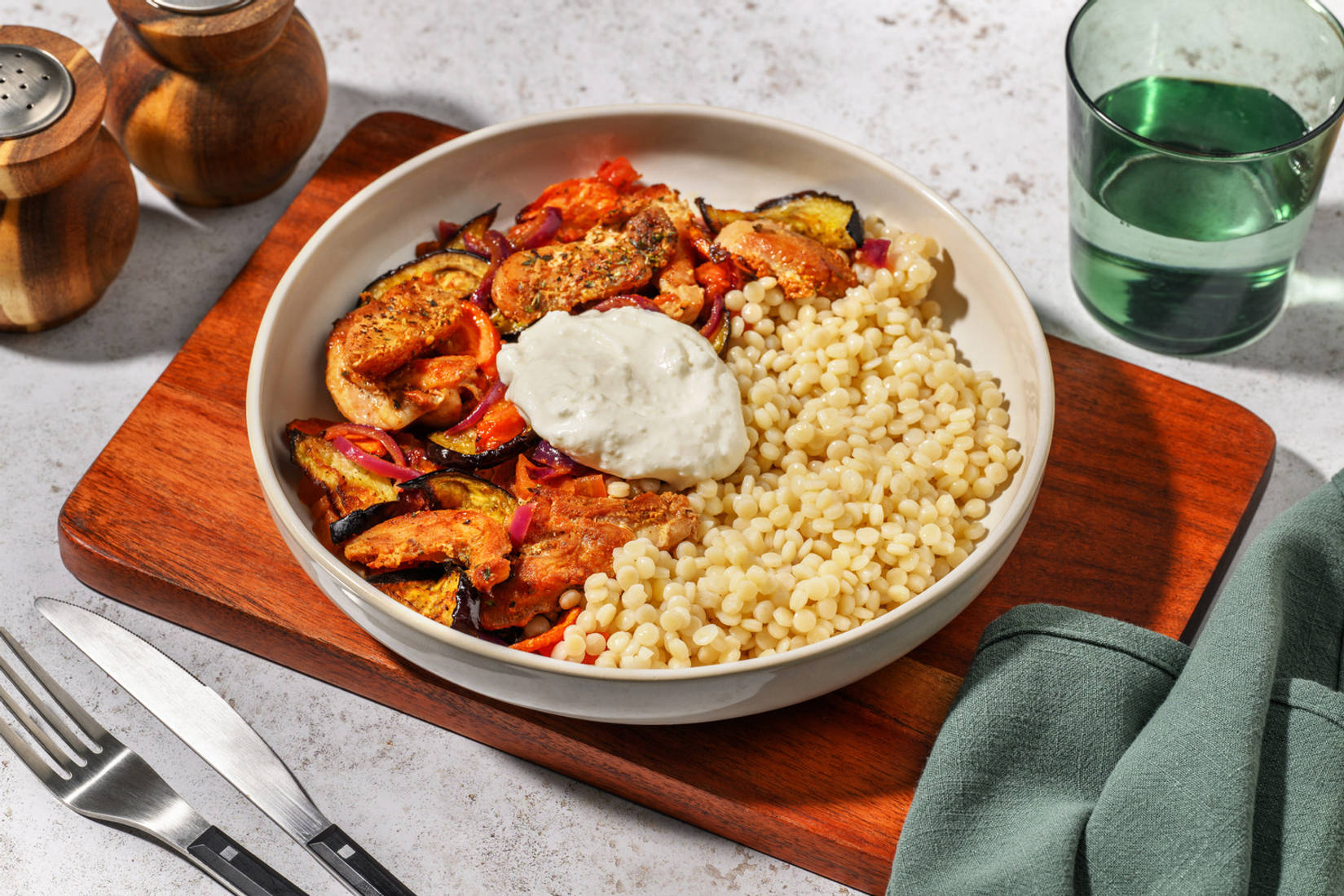 Bowl met kippendij, aubergine en labne
