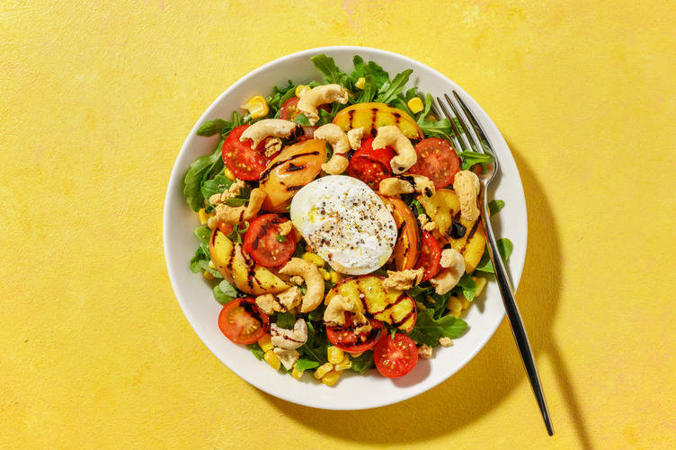 Burrata soffice, pesche grigliate e datterini