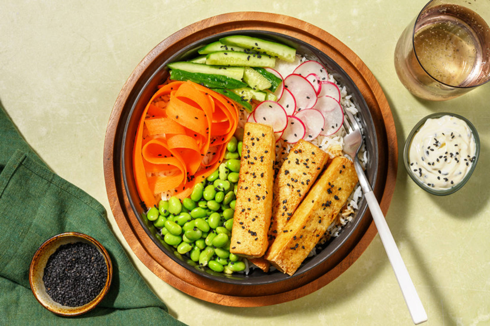Pokè bowl di tofu dorato, edamame e ravanelli