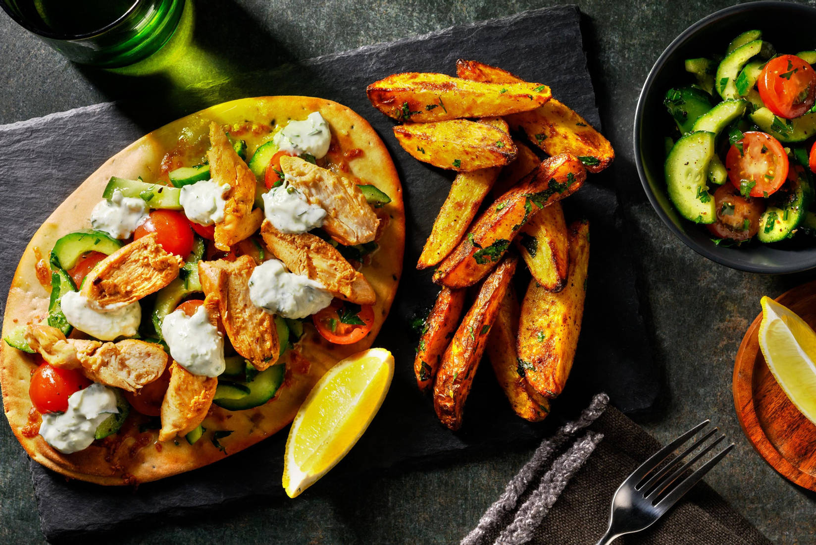 Cheesy Chicken Naan mit Kartoffelwedges