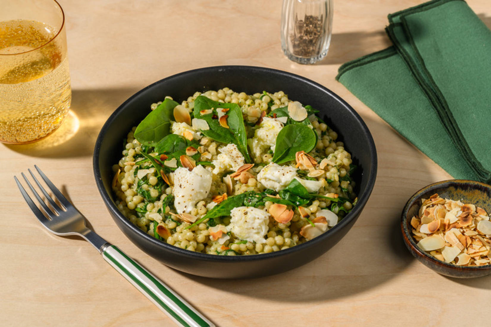 Risotto de couscous perlé, pesto & mozza