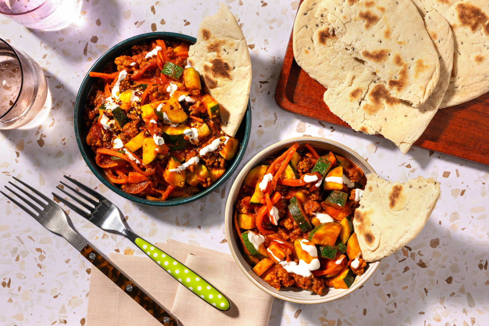 Karry med svine- og oksekød og naanbrød