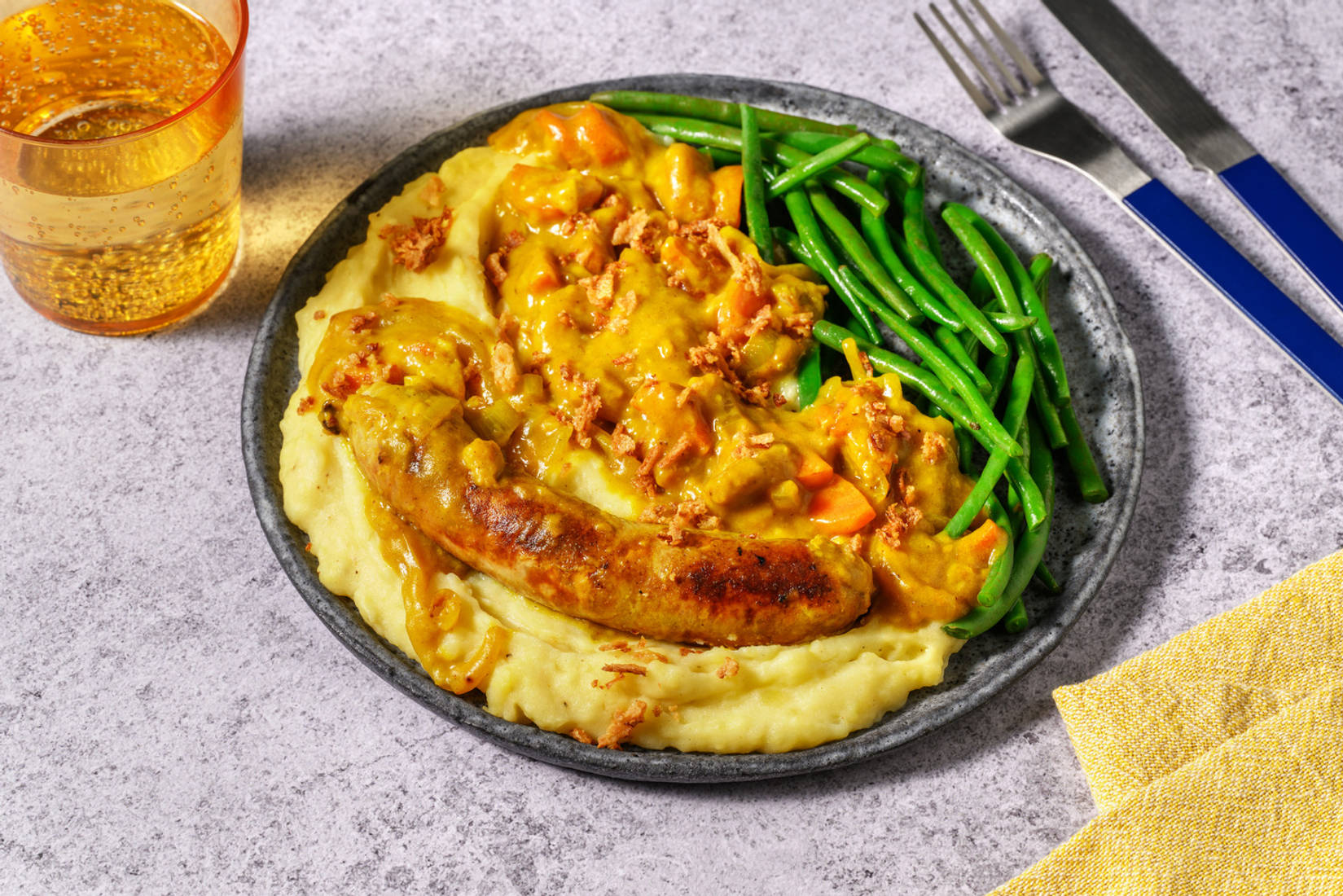 Brandt & Levie worst in currysaus met gefrituurde uitjes