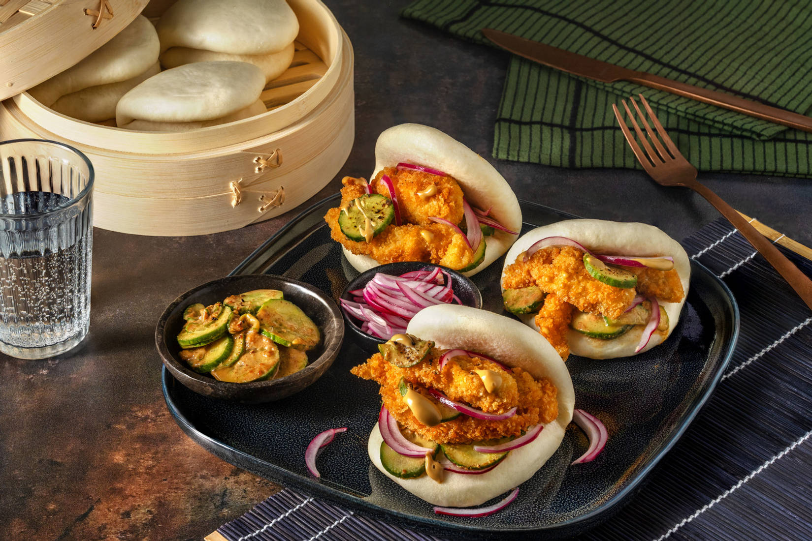 Baos de pollo crujiente con ensalada asiática de pepino