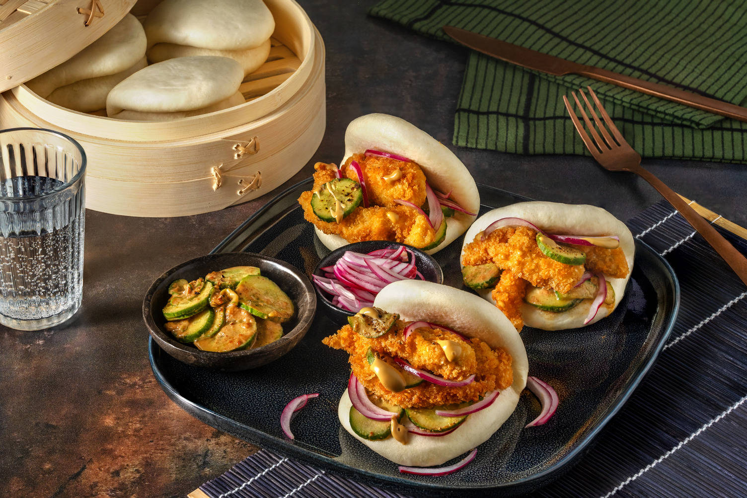 Baos de pollo crujiente con ensalada asiática de pepino