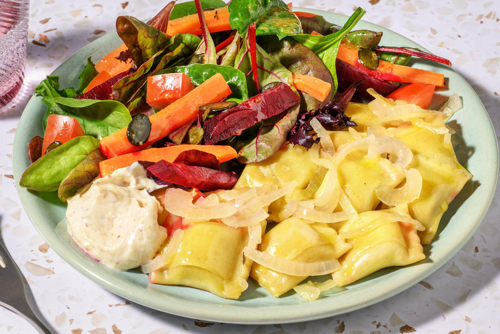 Maultaschen auf Wurzelgemüse-Salat
