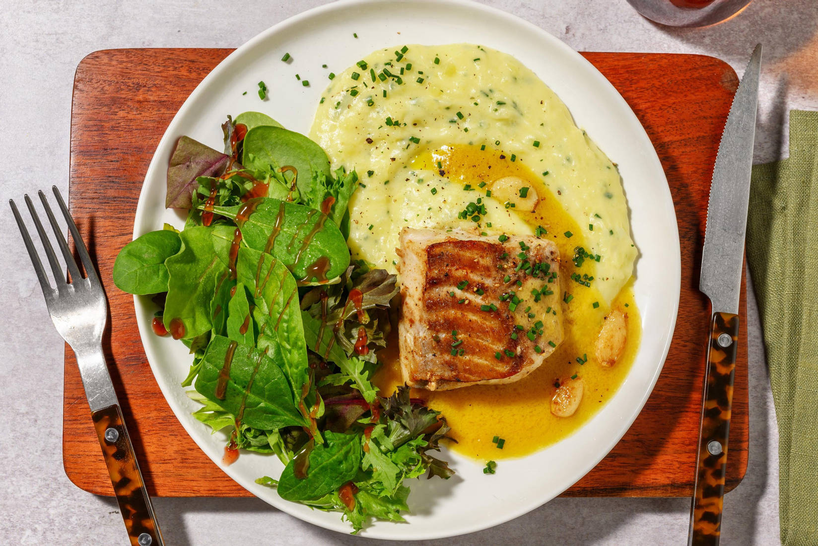 Rosmarin-Senf-Seelachs auf Schnittlauch-Stampf