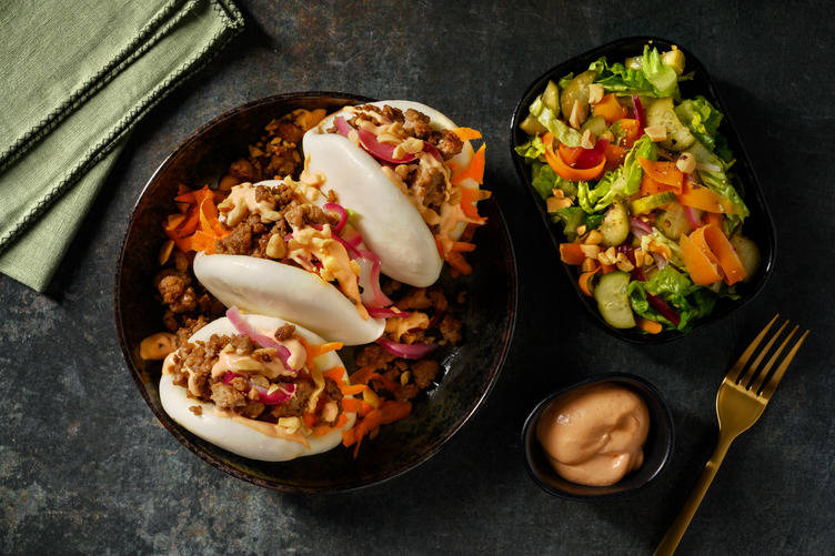 Baos de carne picada de cerdo con encurtidos