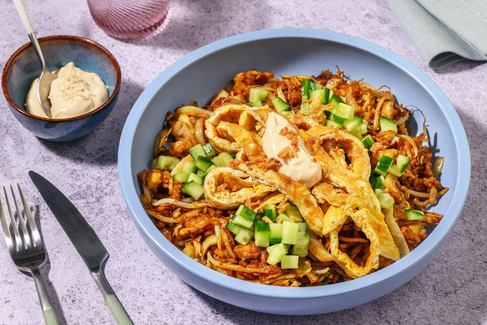 Gebakken rijst met omelet en soja-sesamdressing