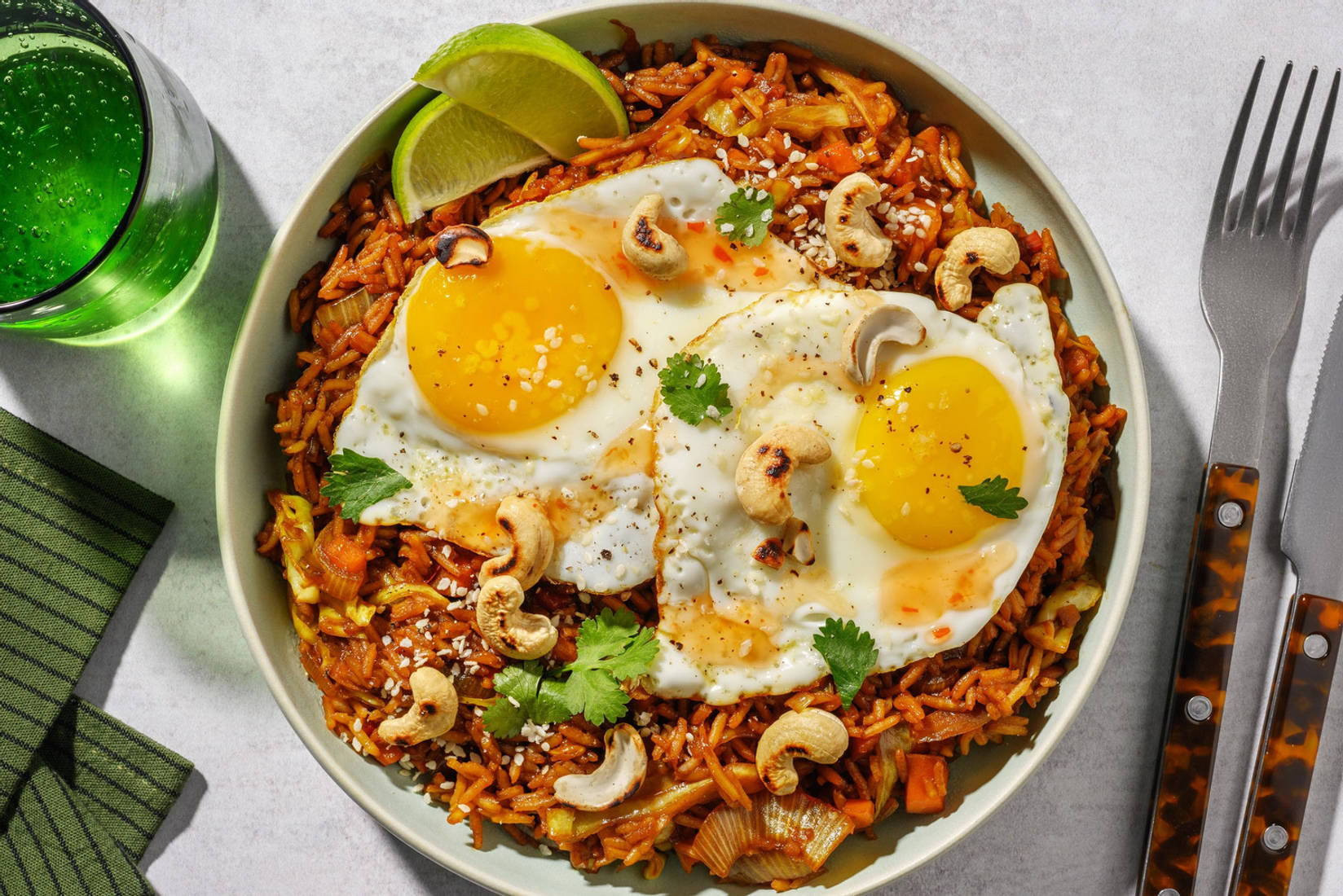 Curry-rijstbowl met zoete-pittige chilisaus en gebakken ei