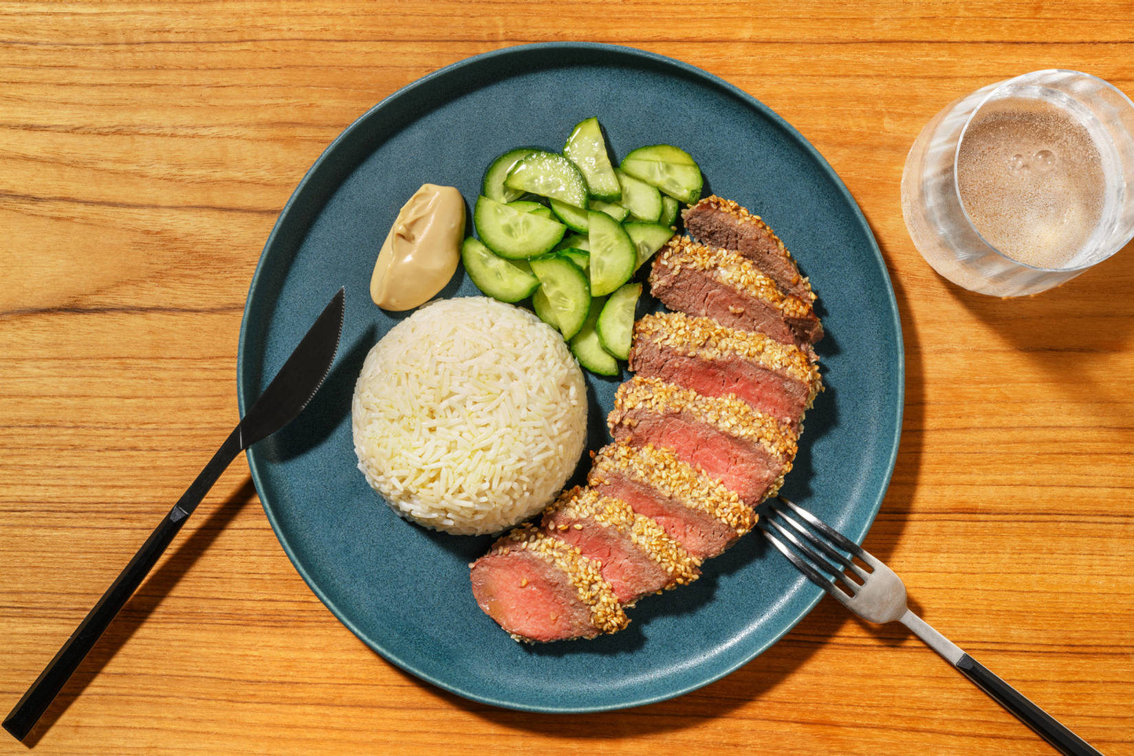 Bœuf sauté au sésame & concombre mariné