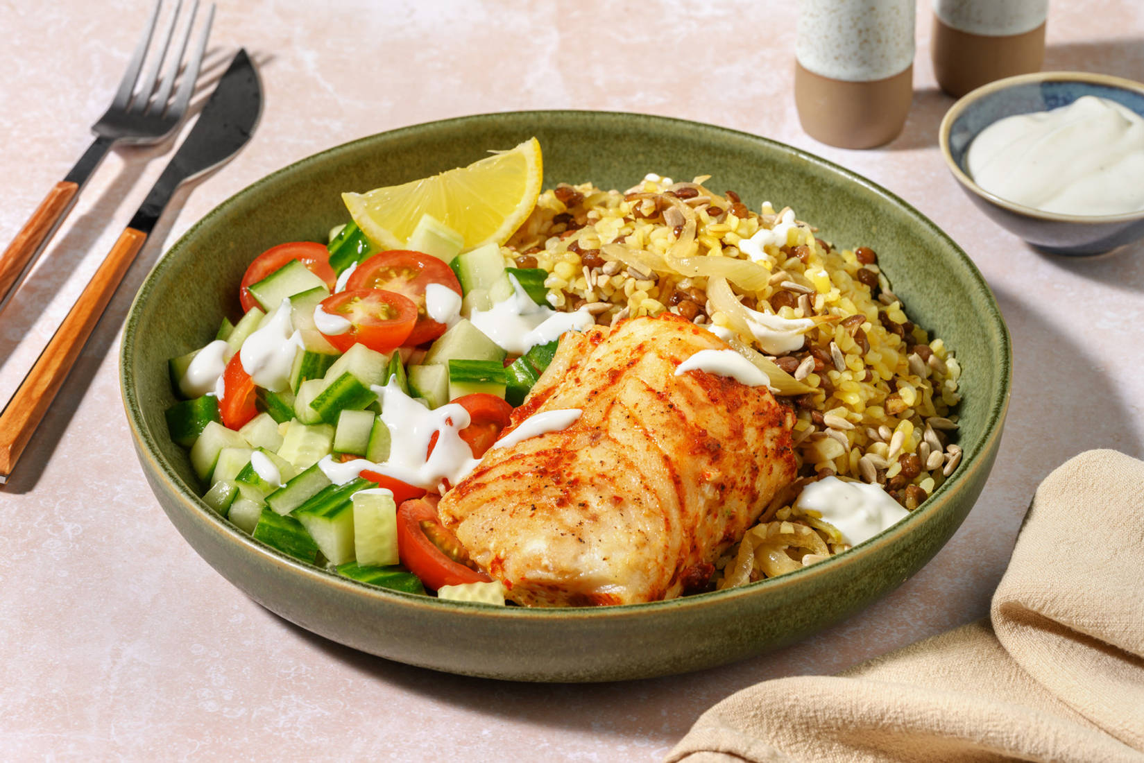 Harissakryddad sej på mujadara-sallad