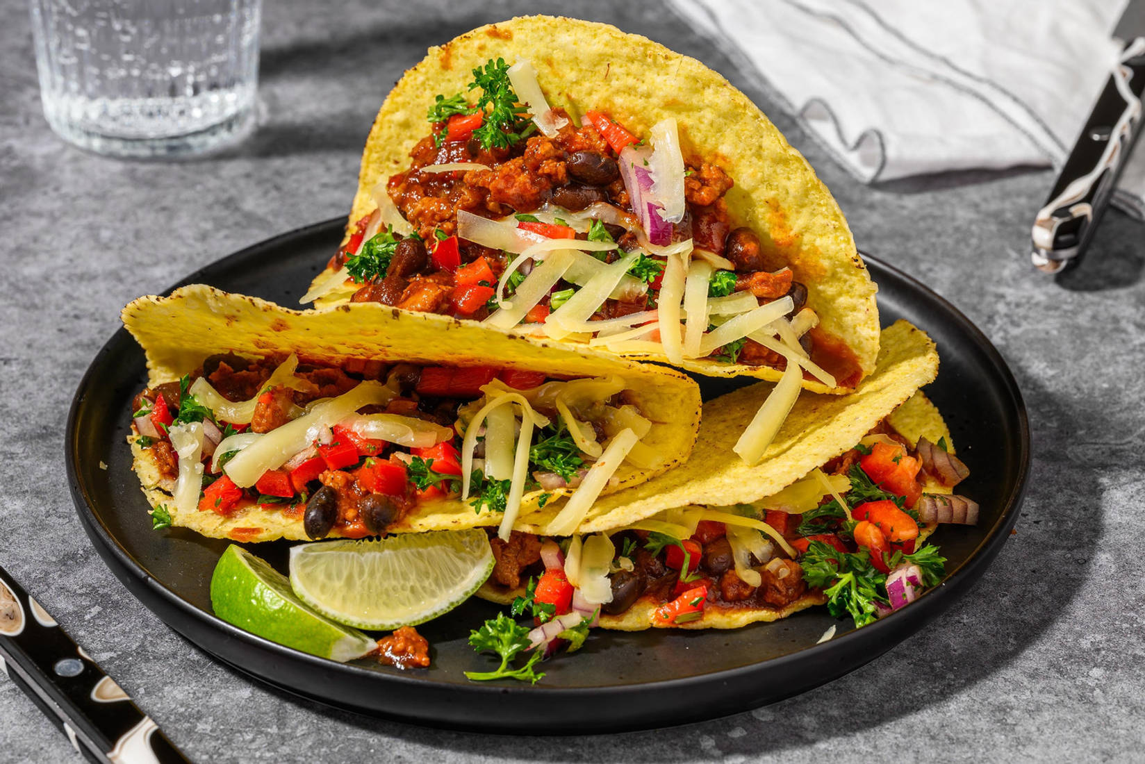 Coquilles de tacos garnies de poulet au fromage