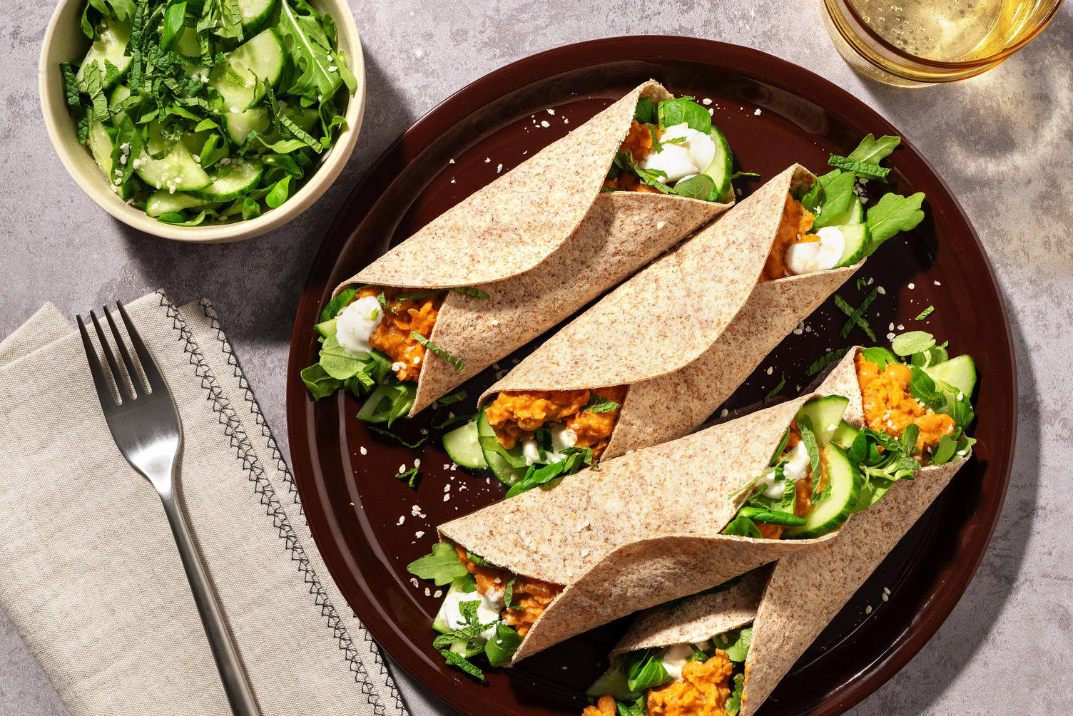 Wraps aux pois-chiches crémeux en sauce au yaourt