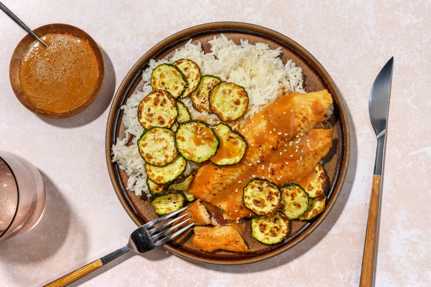 Filetto di pesce in glassa di miso e zucchine dorate