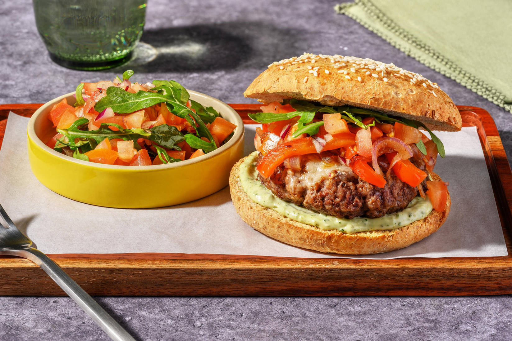 Cheeseburger à l’italienne et crème de basilic