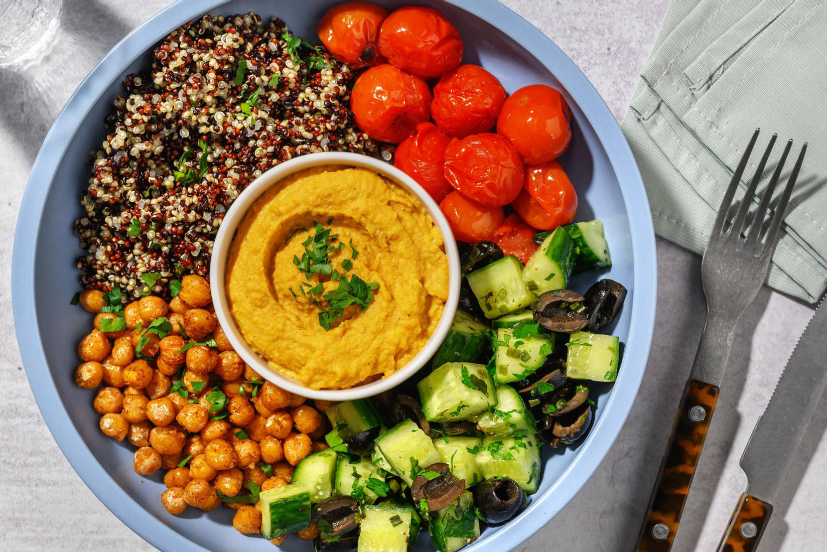 Quinoa-Bowl mit Karotten-Hummus 