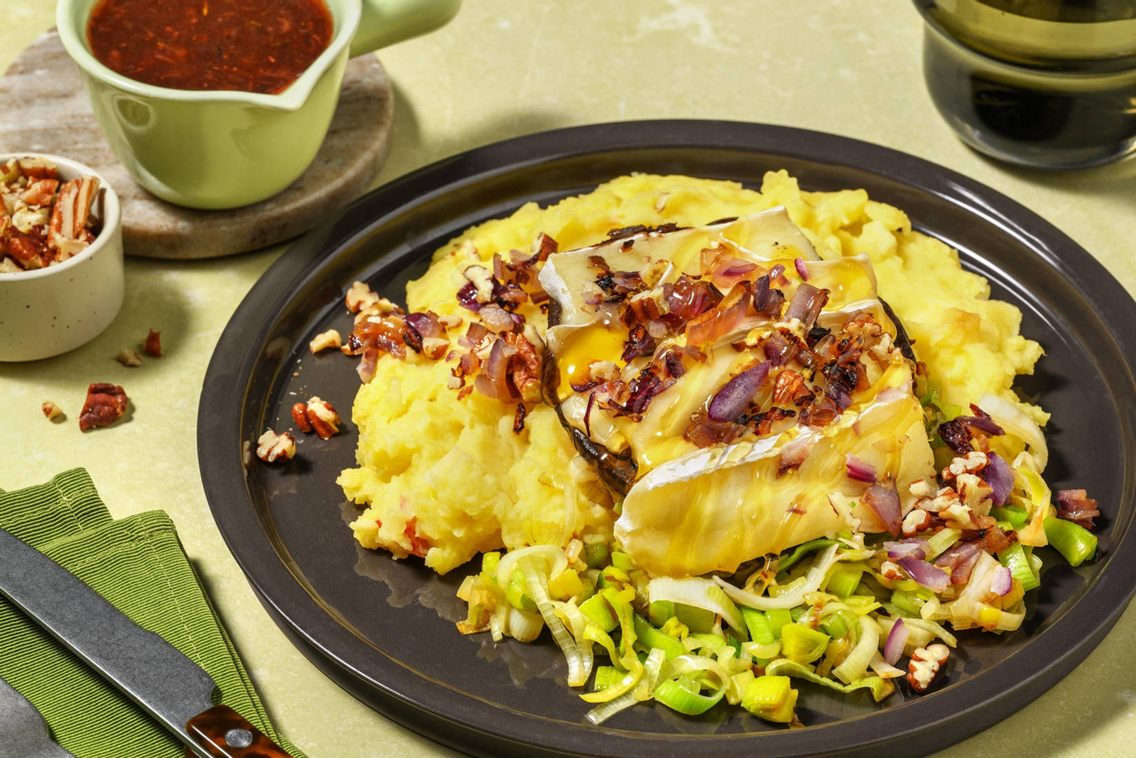 Portobello met brie en balsamico-bosbessensaus