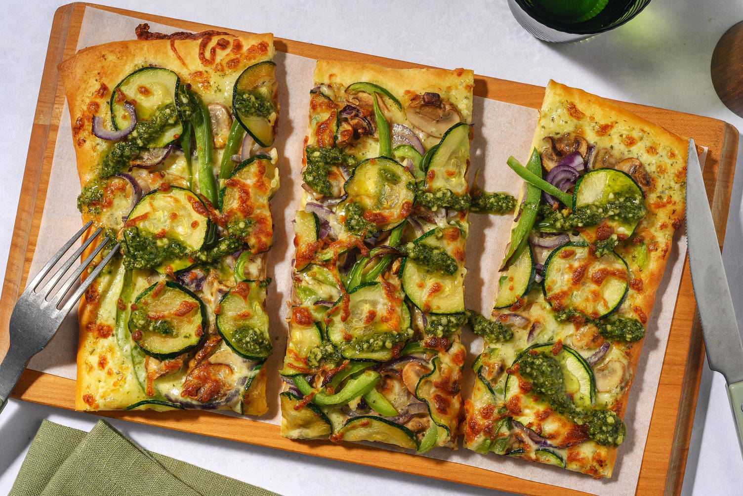 Pizza bianco garnie de courgette et pesto