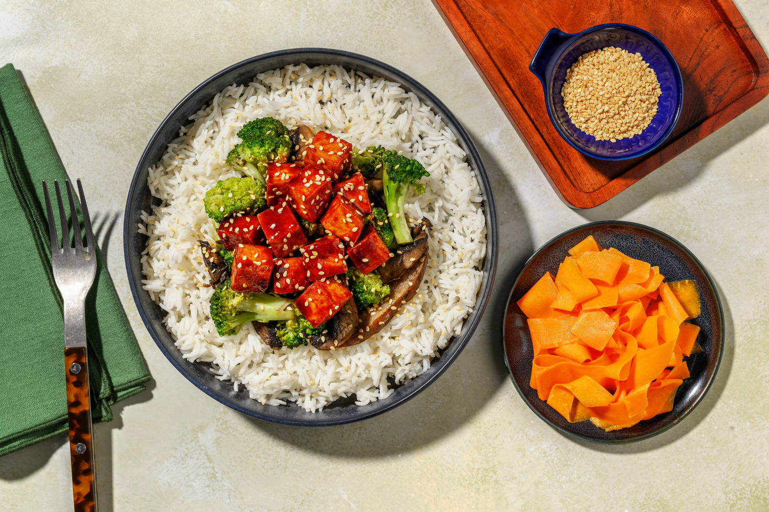 Scharfes Bibimbap mit Gochujang-Tofu