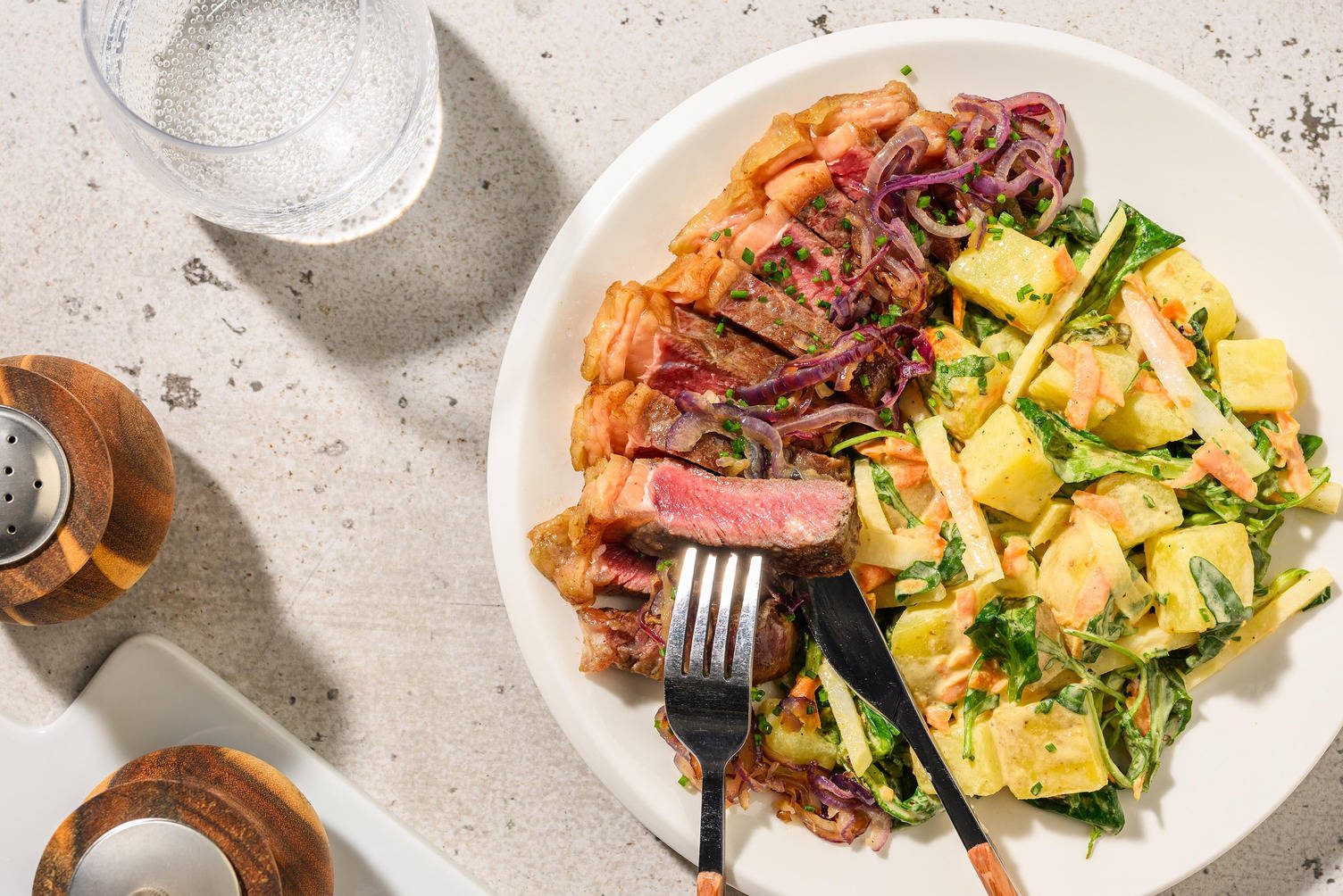 Steak met koolrabi-aardappelsalade