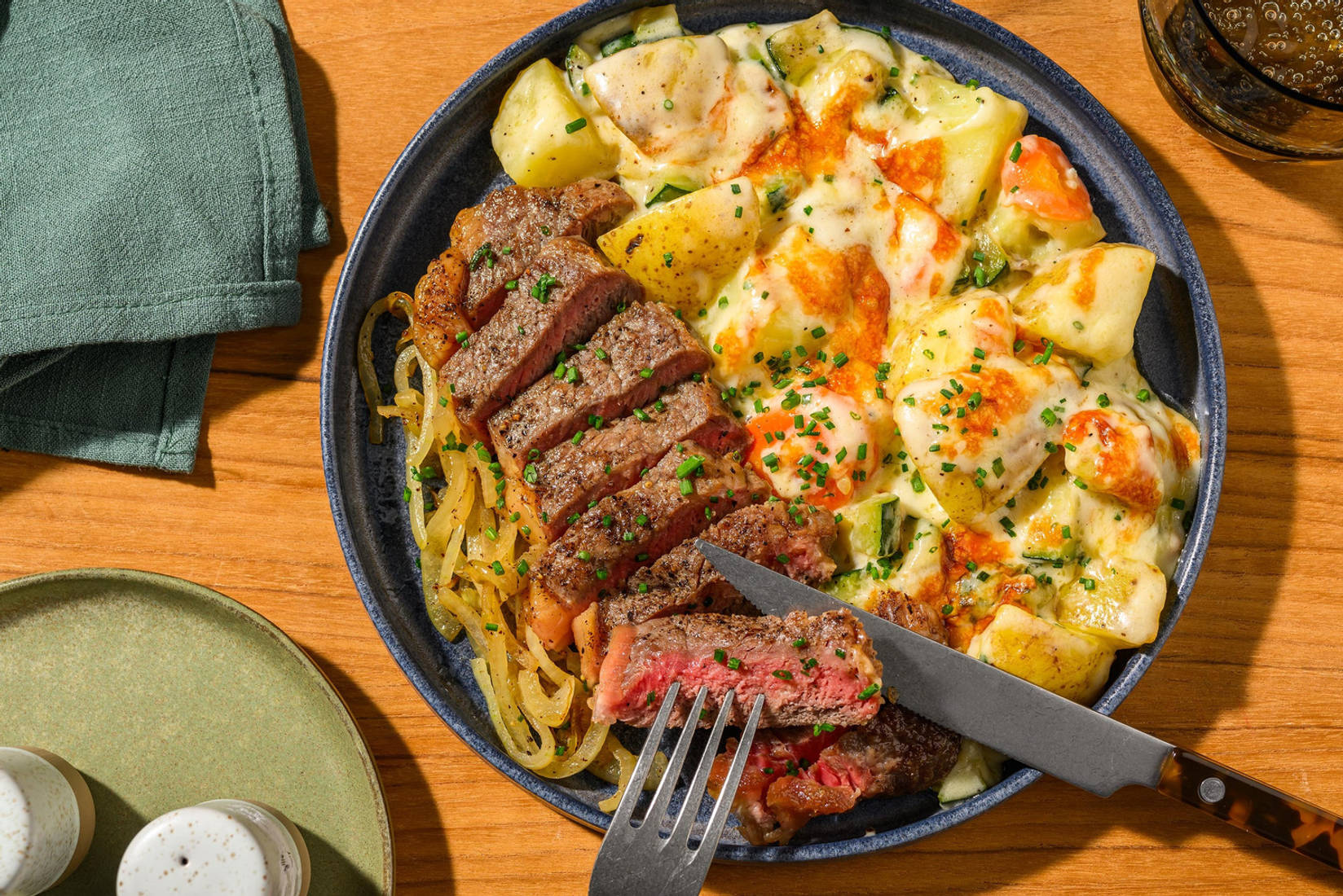 Steak met cheezy groentegratin