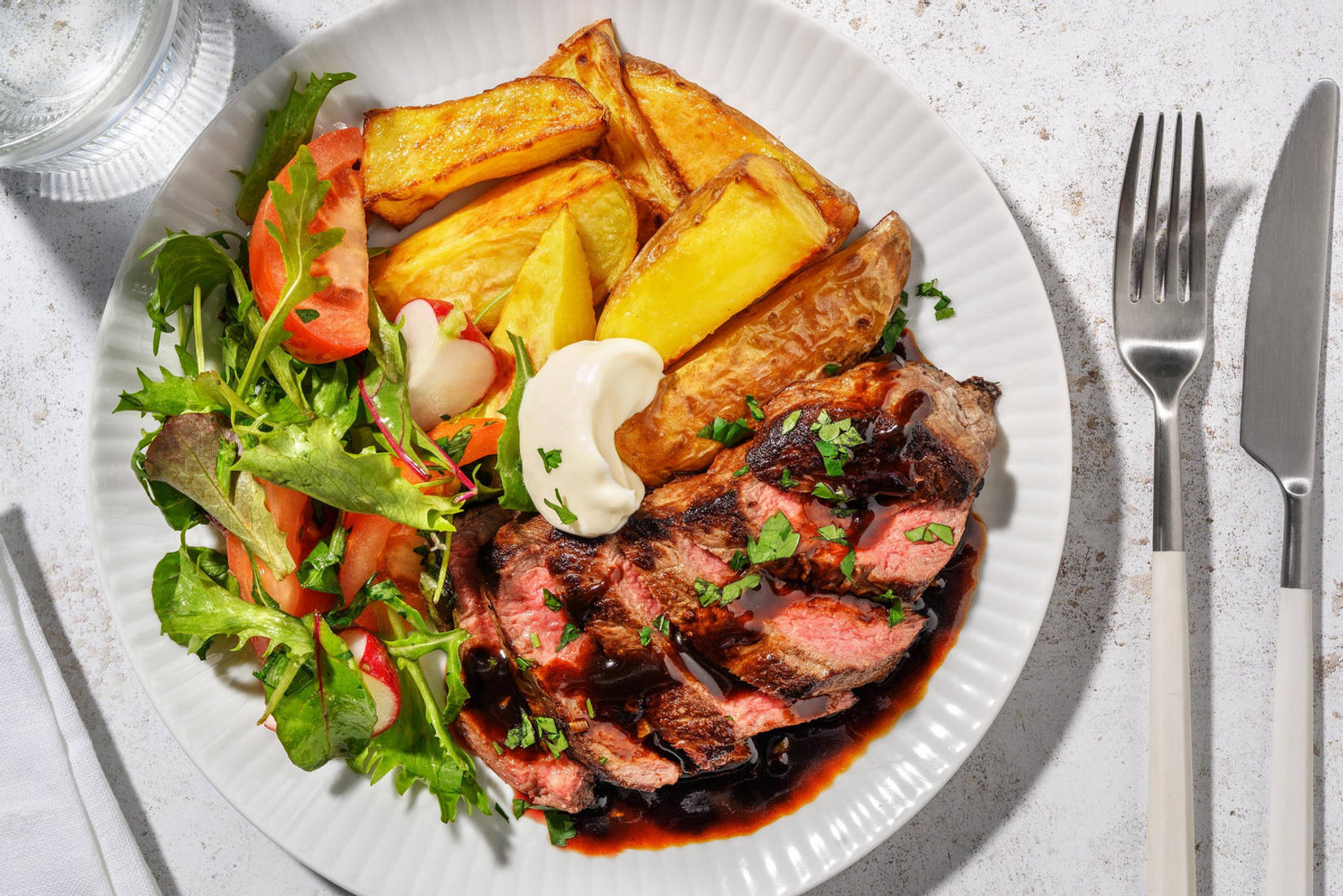 Steak met knoflookjus en mesclunsalade