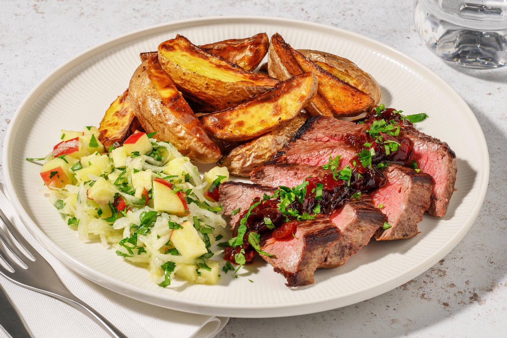 Steak met koolrabi-appelsalade