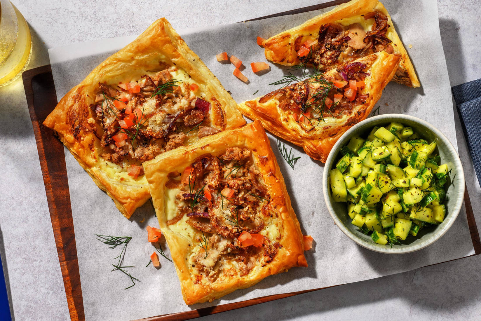 Tartelettes Tonno mit Gurken-Dill-Salat