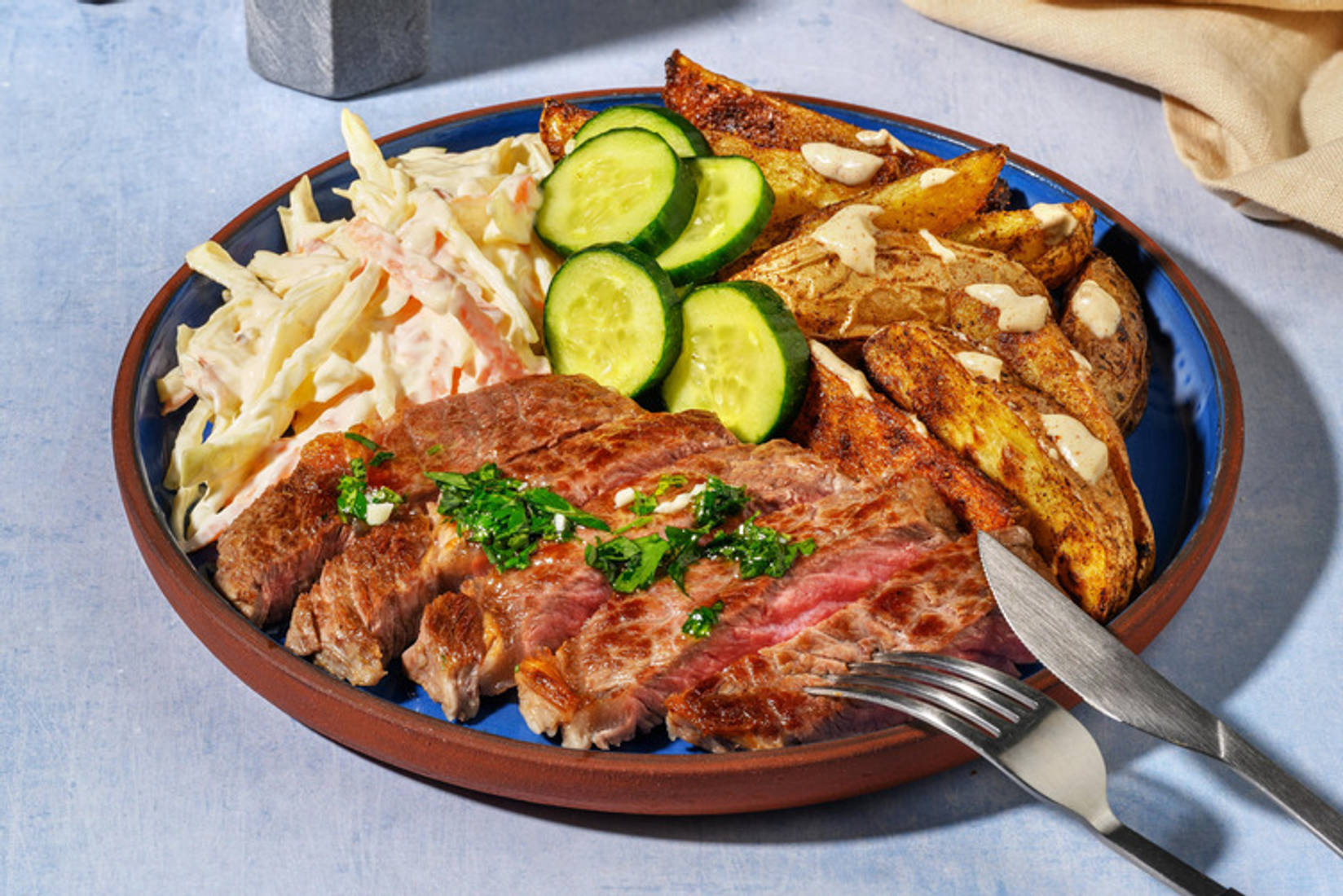 Steak met kruidendressing en koolsla