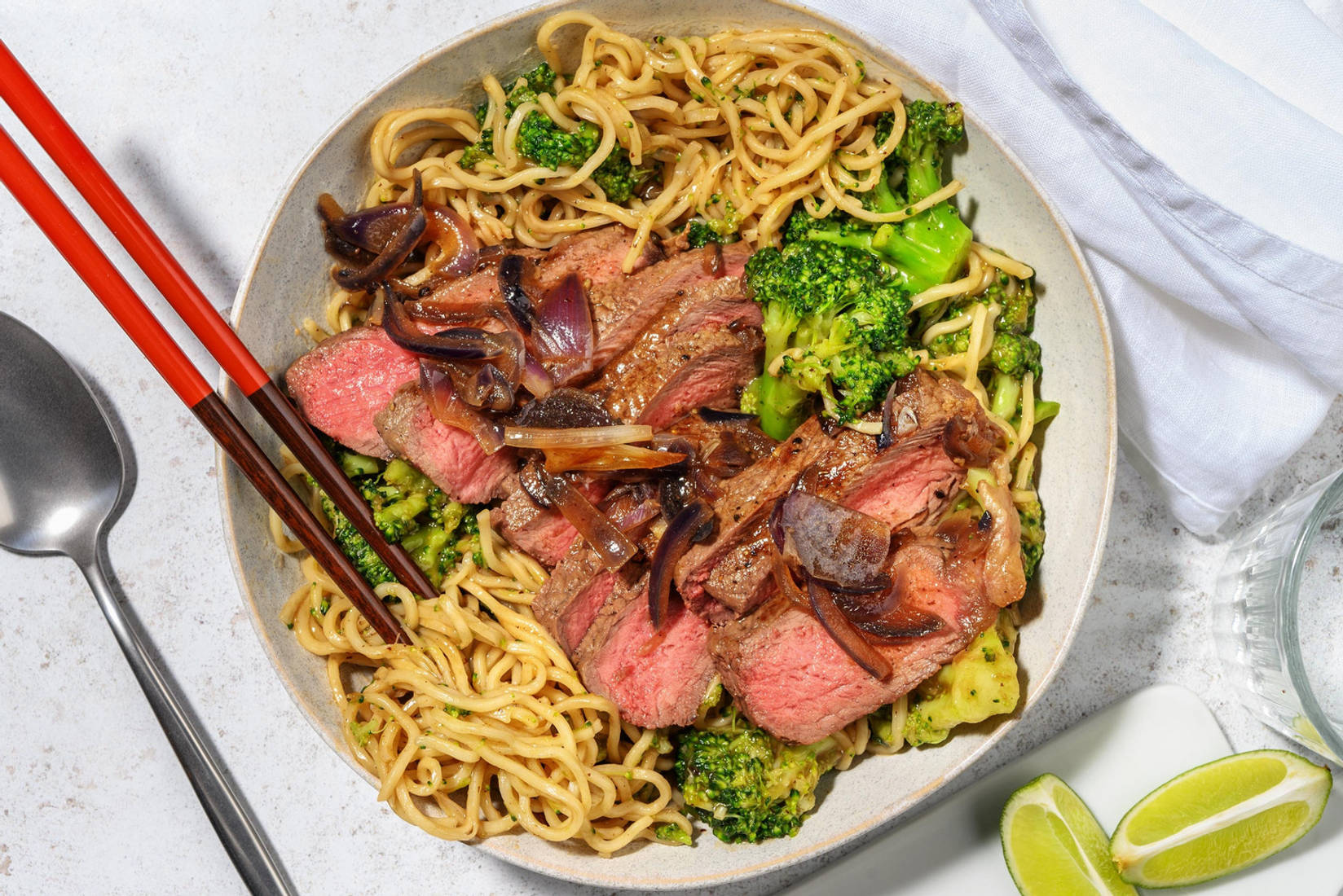 Bowl de steak et nouilles en sauce hoisin