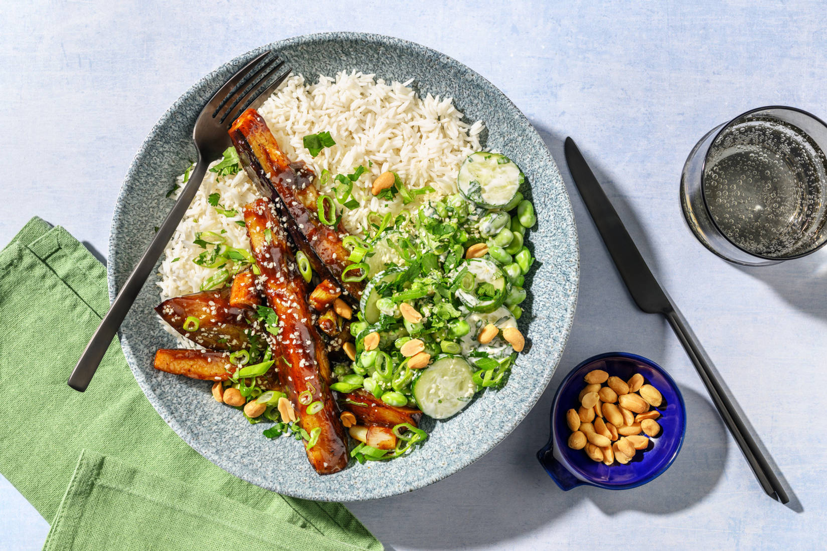 Hoisin-aubergine met gomasio-sojabonensalade