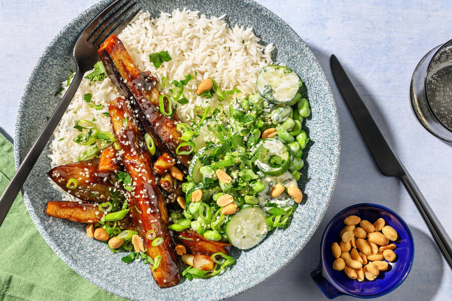 Hoisinaubergine met gomasio-sojabonensalade