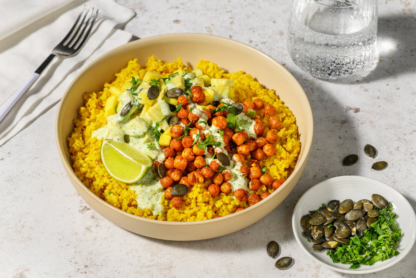 Smokey kikkererwten met tropische avocado-mangosalsa