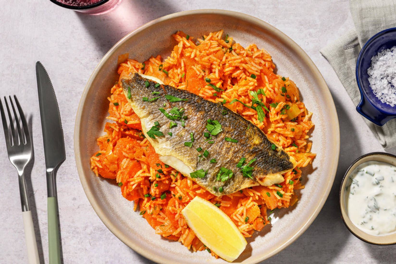 Buntbarsch auf Kräuterreis