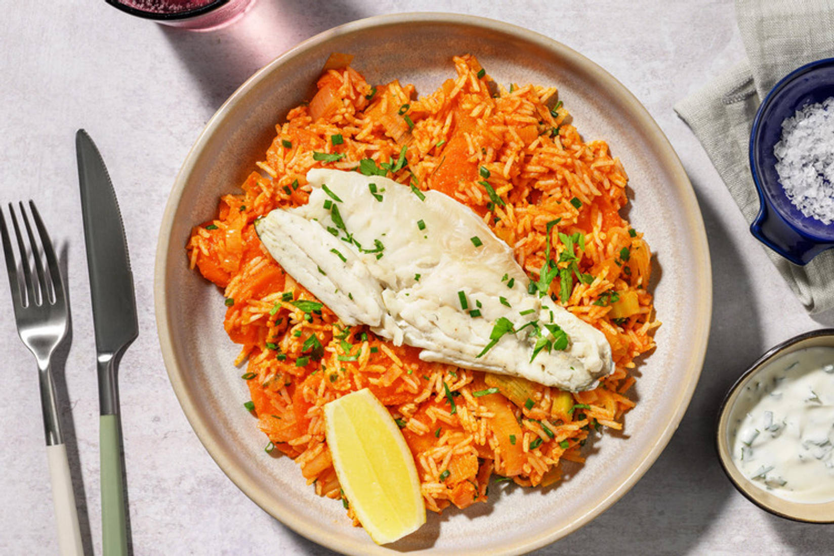 Buntbarsch auf Kräuterreis