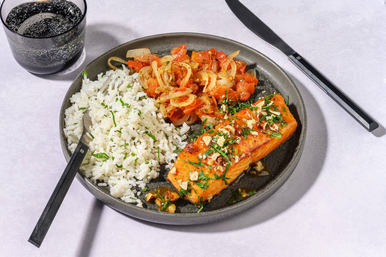 Salmón noruego a la miel con avellanas y perejil