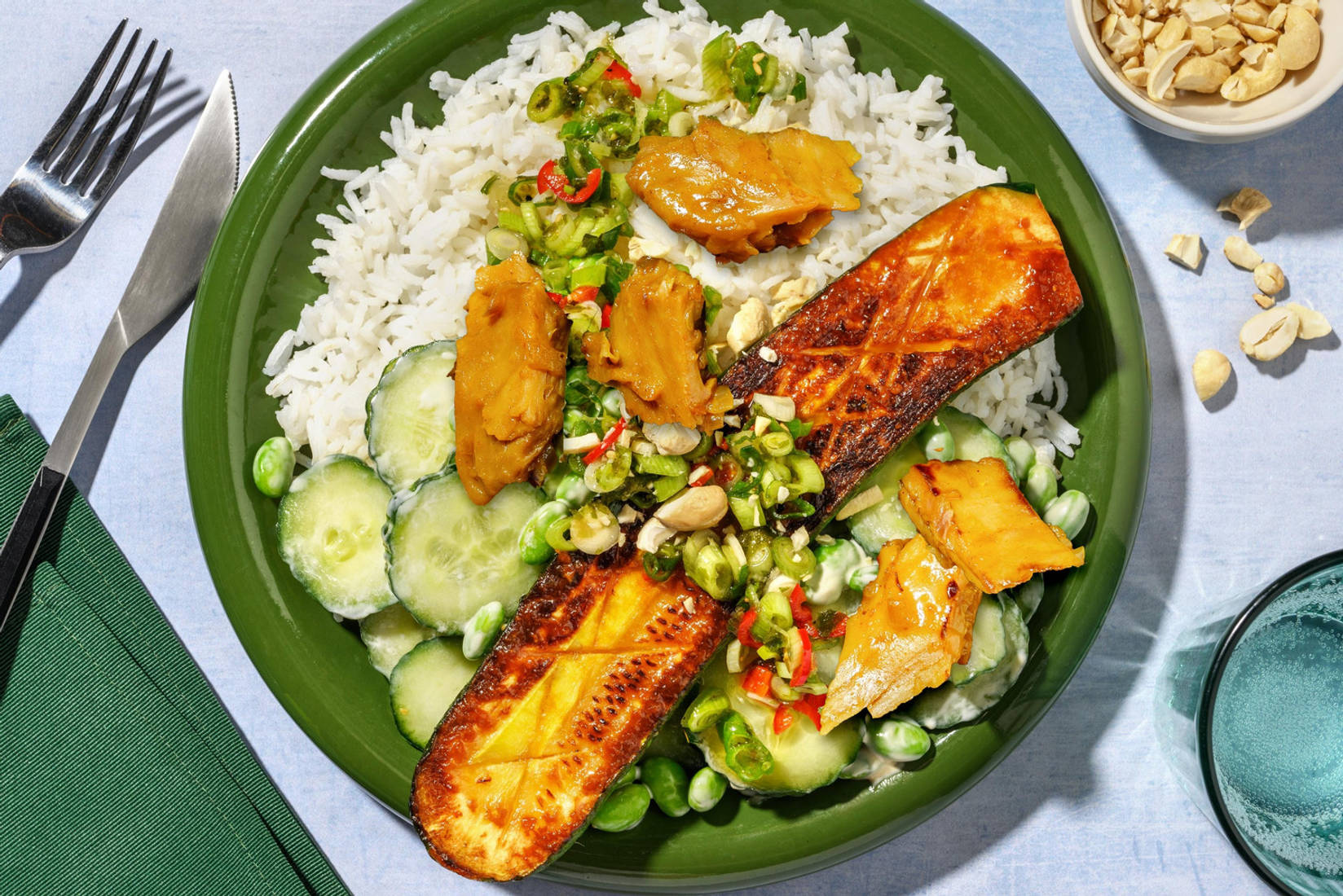 Plantaardige kipbowl met miso-courgette en sojabonensalade