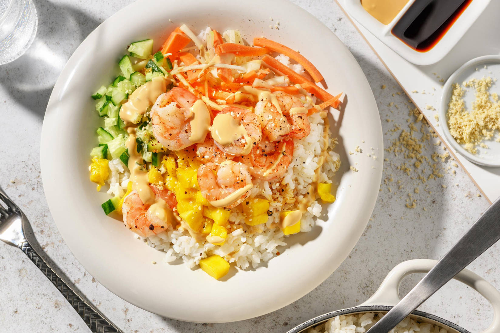 Poké bowl aux crevettes et mayonnaise au ponzu