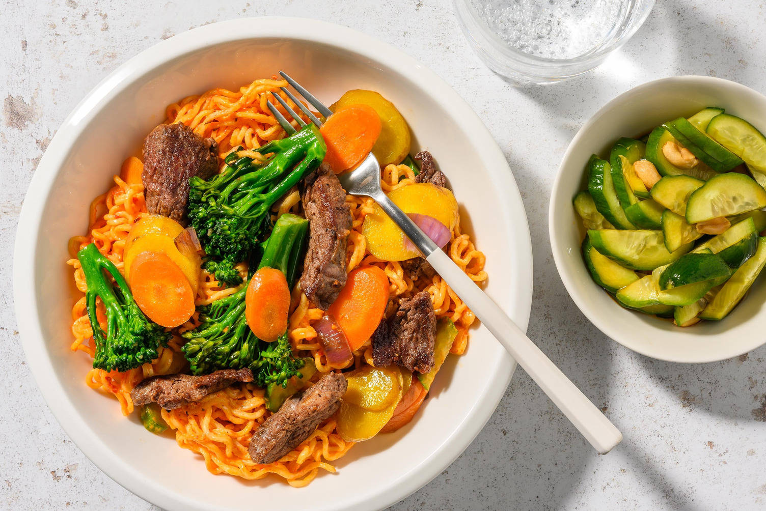 Romige tahinnoedels met biefstukreepjes