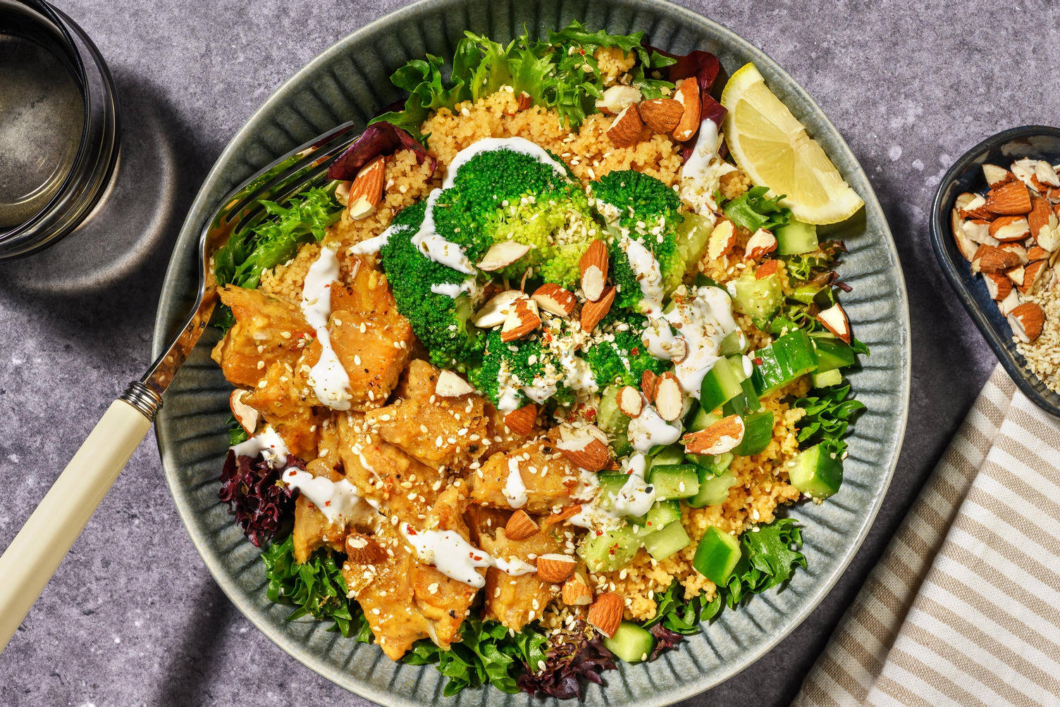 Sticky veggie kipbowl met citroenmayo met zwarte peper