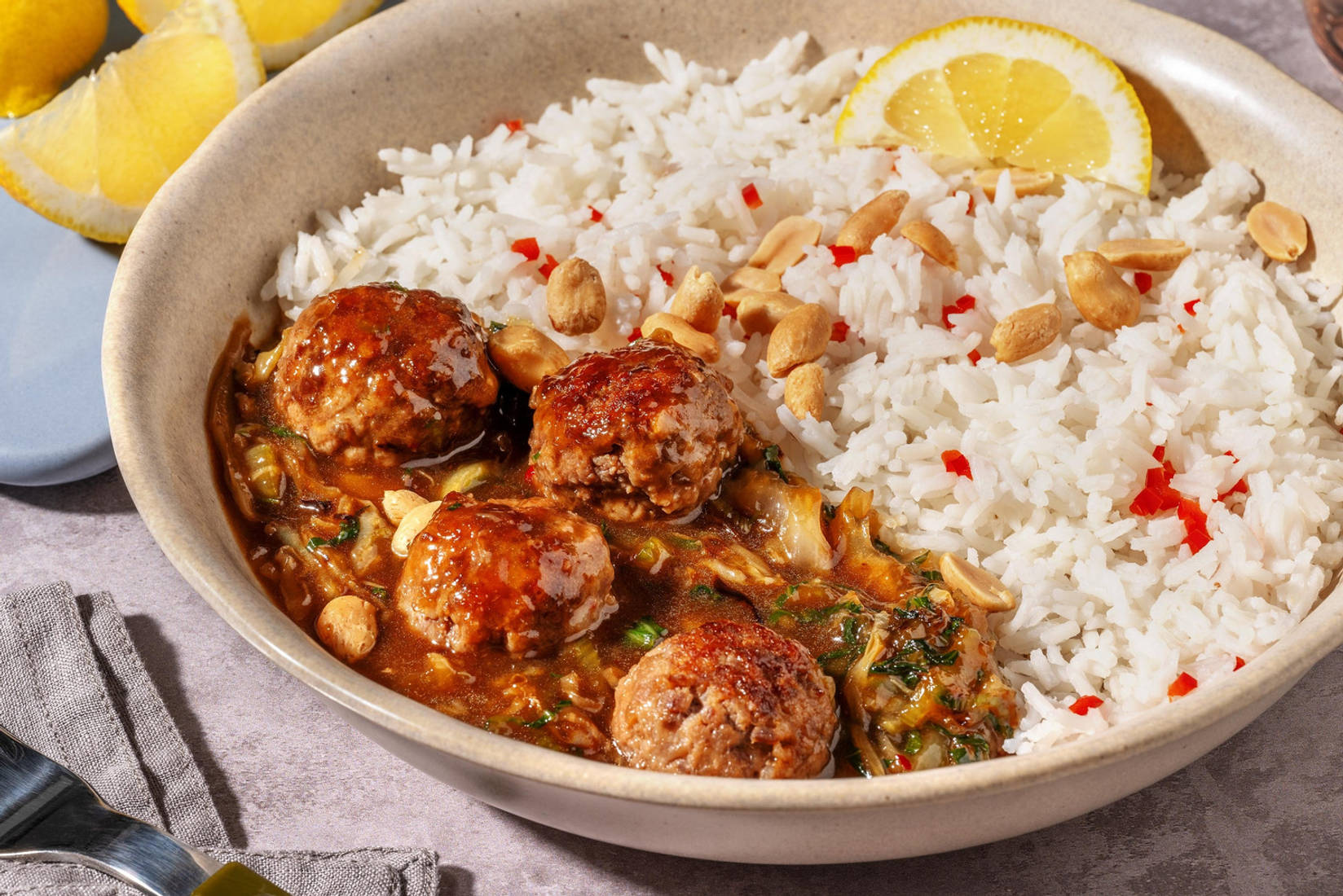 Bowl de boulettes de viande en sauce bulgogi et cacahuètes